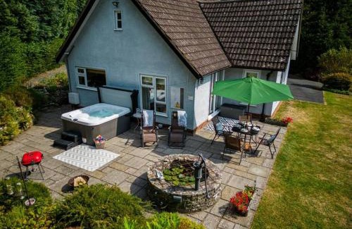 Kington Maison | A spacious hidden gem with hot tub, lovely garden & views