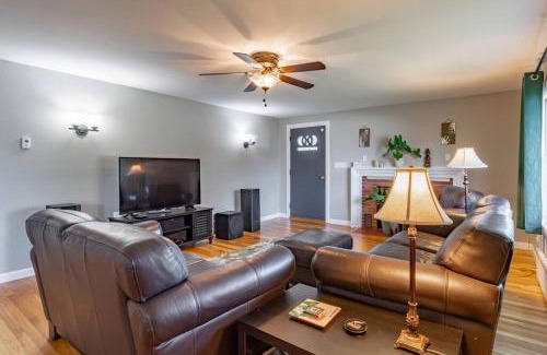 Nashua Maison | A Spacious Modern Elegant Ranch (whole house)