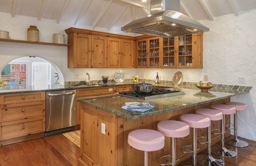 Hamilton Parish Maison | A spacious, unique Bermuda haven with access to large crystal swimming caves.