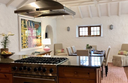 Hamilton Parish Maison | A spacious, unique Bermuda haven with access to large crystal swimming caves.