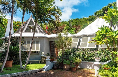 Hamilton Parish Maison | A spacious, unique Bermuda haven with access to large crystal swimming caves.