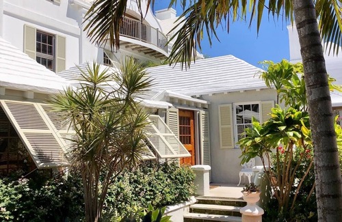 Hamilton Parish Maison | A spacious, unique Bermuda haven with access to large crystal swimming caves.