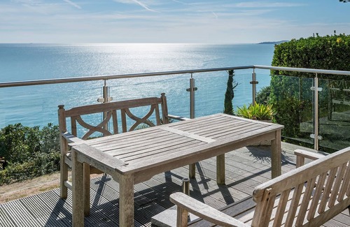 Stoke Fleming Maison | A spectacular cliff top house with amazing sea views and close to the beach.
