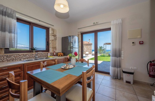Kolymbari Villa | Une villa en pierre avec piscine privée et vue mer panoramique