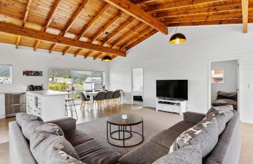 Pauanui Maison | A Stones Throw From The Beach