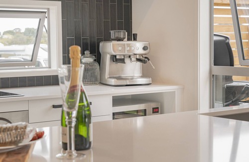 Pauanui Maison | A Sunshine Retreat - Pauanui Holiday Home