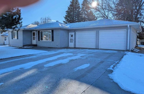 Britton Maison | A Touch of Green-delightful 2 bdrm house in Britton S.D. with Garage.
