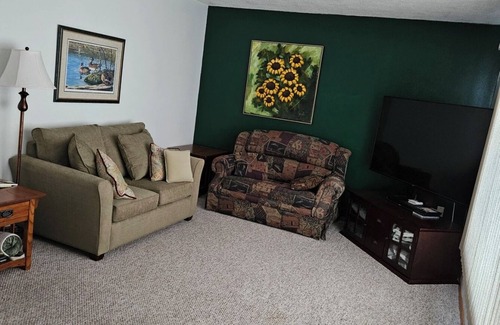 Britton Maison | A Touch of Green-delightful 2 bdrm house in Britton S.D. with Garage.