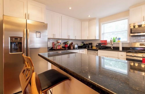 Overbrook Maison | A touch of Heaven ☀️Elegant and Cozy Home near Saint Joseph University With AC