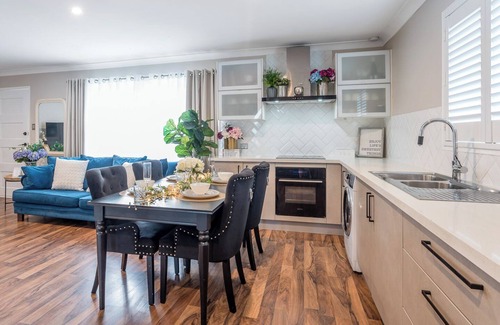 Wynnum West Maison | A Touch of Luxury by the Bay - Modern & Stylish Top Level 3 Bed Guest Suite