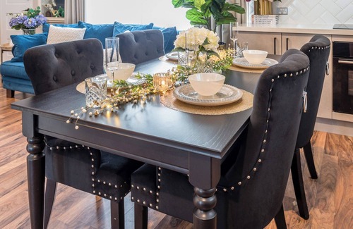Wynnum West Maison | A Touch of Luxury by the Bay - Modern & Stylish Top Level 3 Bed Guest Suite