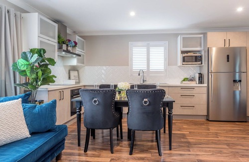 Wynnum West Maison | A Touch of Luxury by the Bay - Modern & Stylish Top Level 3 Bed Guest Suite