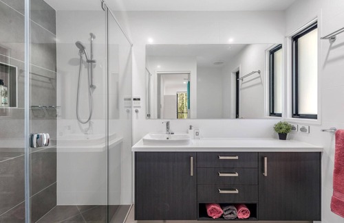 Dakabin Maison | Une retraite paisible dans la brousse avec KB, climatisation canalisée et accès à une piscine chauffée.