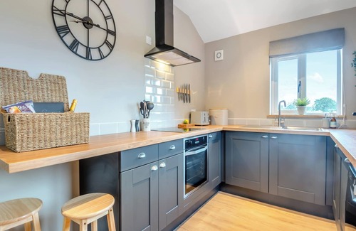 Attleborough Cottage | A tranquil lakeside setting.