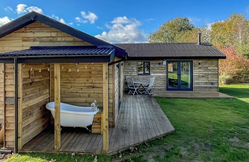 Attleborough Cottage | A tranquil lakeside setting.