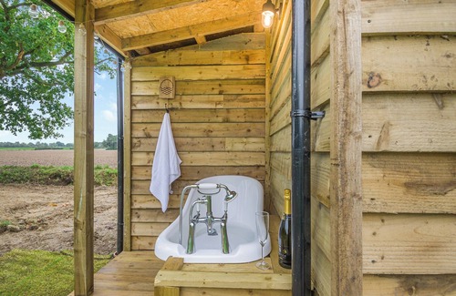 Attleborough Cottage | A tranquil lakeside setting.