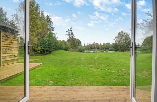 Attleborough Cottage | A tranquil lakeside setting.