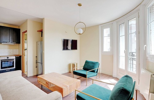 Les Puces de Saint-Ouen Appartement | A Typical 1-BR in St-Ouen Parisian Flea Market