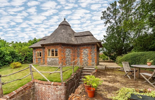 East Tuddenham Appartement | A unique octagonal brick and flint thatched Victorian cottage nestling in a tranquil village locatio