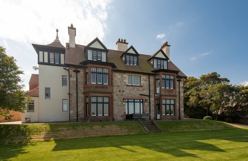 North Berwick Maison | A unique, spectacular detached home in a much sought-after area with unbeatable panoramic sea views.