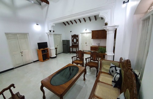 Negombo Villa | Une villa unique avec des meubles anciens en bois fascinants d'une beauté unique.