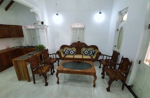 Negombo Villa | Une villa unique avec des meubles anciens en bois fascinants d'une beauté unique.