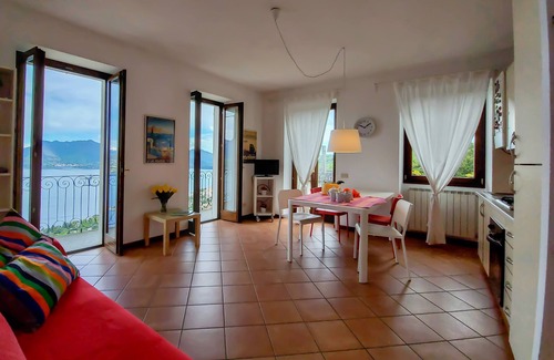 Someraro Appartement | 2 Une fenêtre avec vue sur le lac Majeur!