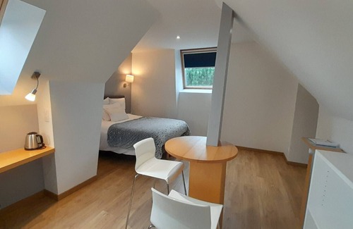 Villers-les-Ormes Lit Et Petit-Déjeuner | A1: chambre double au domaine de Treuillaud avec piscine