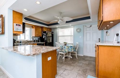 New Smyrna Beach Copropriété | A107 Lieu! 2 / 2condo! Fabuleux condo en bord de mer juste à côté de Flagler Ave!