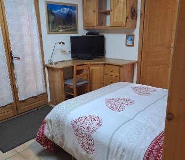Praz-sur-Arly Appartement | A4 km de Megève très joli studio avec jacuzzi ,vue sur les montagnes au calme