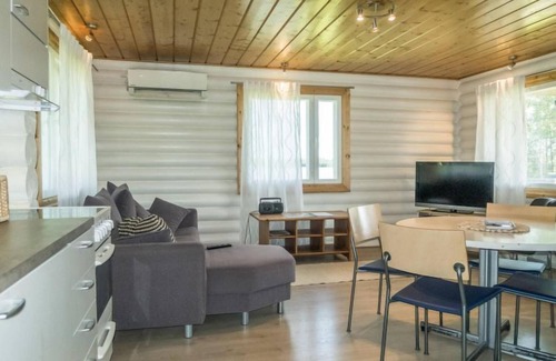 Pyhasalmi Maison | Aamunkoin rantatupa by Interhome