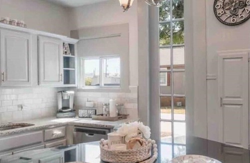Government Hill Maison | AAV Home Unit A-New!Adorable 2BR Near Fort Sam/Pearl/DT
