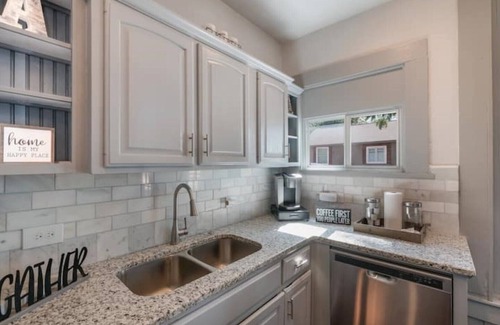 Government Hill Maison | AAV Home Unit A-New!Adorable 2BR Near Fort Sam/Pearl/DT