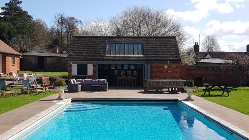 Saffron Walden Maison | Abbey House by Group Retreats