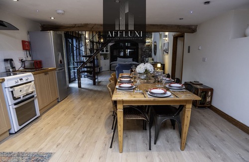 Monkswood Maison | Abergavenny Coach House Hot Tub Retreat