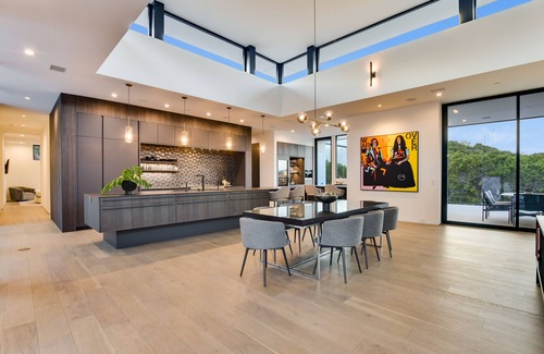 West Lake Hills Maison | Above Accolade I Luxury Services I Pool/Spa I Sauna I Ping Pong I Luxe Decor