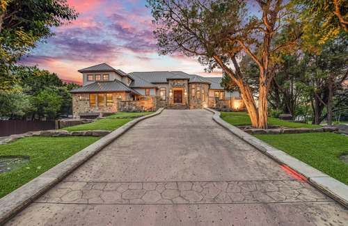Lower Basin Lake Travis Maison | Free Night* I Above Sunset Point I Waterfront I Pool&Spa I Game Room I Dock