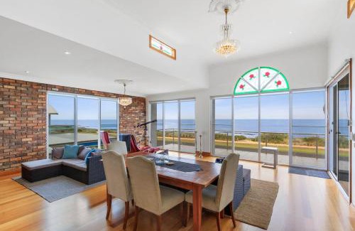 Portarlington Maison | Absolute Bay Frontage with Open Fire and Spa Bath