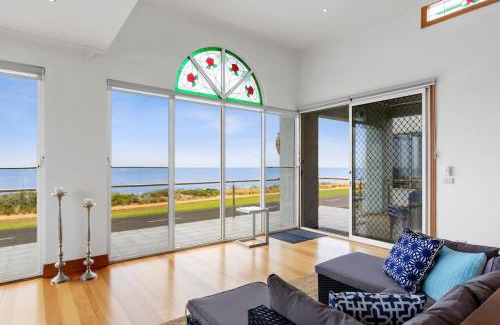 Portarlington Maison | Absolute Bay Frontage with Open Fire and Spa Bath