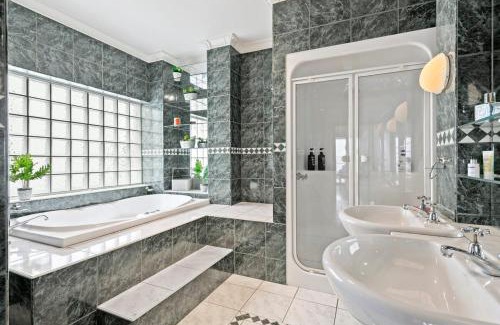 Portarlington Maison | Absolute Bay Frontage with Open Fire and Spa Bath