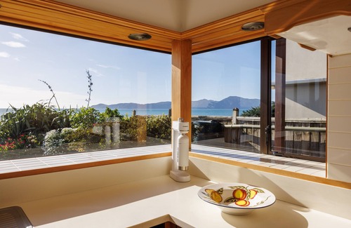 Raumati South Maison | Absolute Beach Front Luxury Home
