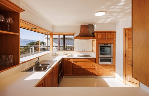 Raumati South Maison | Absolute Beach Front Luxury Home