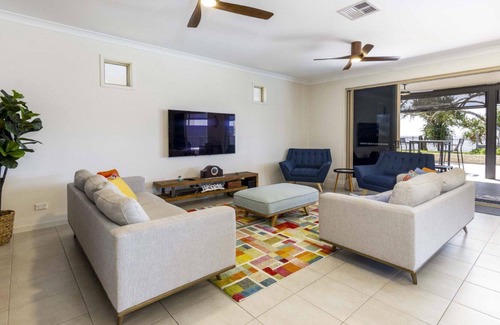 Beachmere Maison | Absolute Beachfront Holiday House