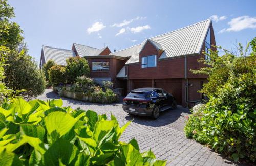 Raumati South Maison | Absolute Beachfront Holiday Home With Private Beach Access To Swim Beach Spectacular Sunsets