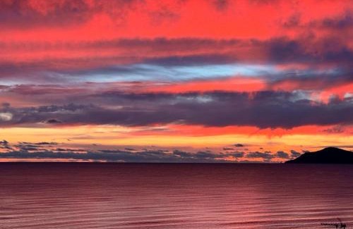 Raumati South Maison | Absolute Beachfront Holiday Home With Private Beach Access To Swim Beach Spectacular Sunsets