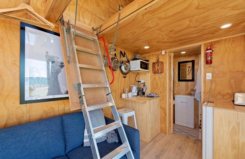 Pukehina Maison | ABSOLUTE BEACHFRONT TINYHOUSE, STUNNING VIEWS, SPA POOL, BBQ, FREE WIFI AND SKY TV!!