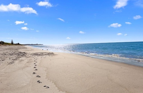 Pukehina Maison | ABSOLUTE BEACHFRONT TINYHOUSE, STUNNING VIEWS, SPA POOL, BBQ, FREE WIFI AND SKY TV!!