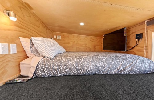 Pukehina Maison | ABSOLUTE BEACHFRONT TINYHOUSE, STUNNING VIEWS, SPA POOL, BBQ, FREE WIFI AND SKY TV!!