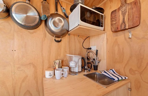 Pukehina Maison | ABSOLUTE BEACHFRONT TINYHOUSE, STUNNING VIEWS, SPA POOL, BBQ, FREE WIFI AND SKY TV!!