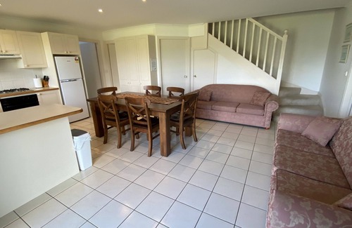 Longreach Chalet De Ski | Absolute Waterfront - Banksia Villa at Shoalhaven Lodge